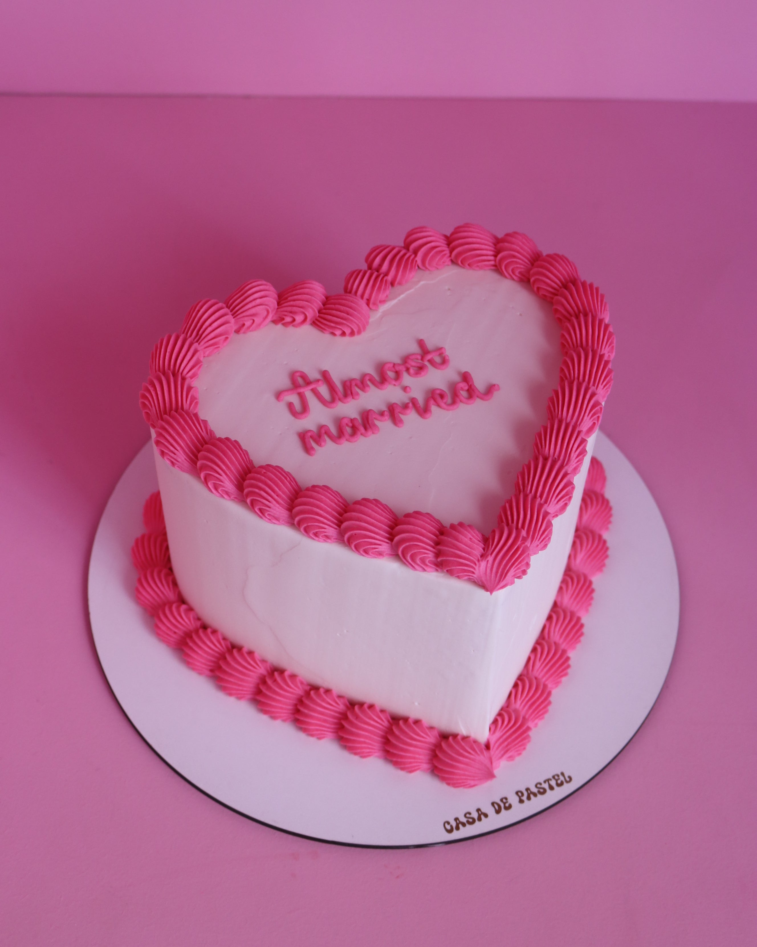 Vintage heart cake | contrast piping