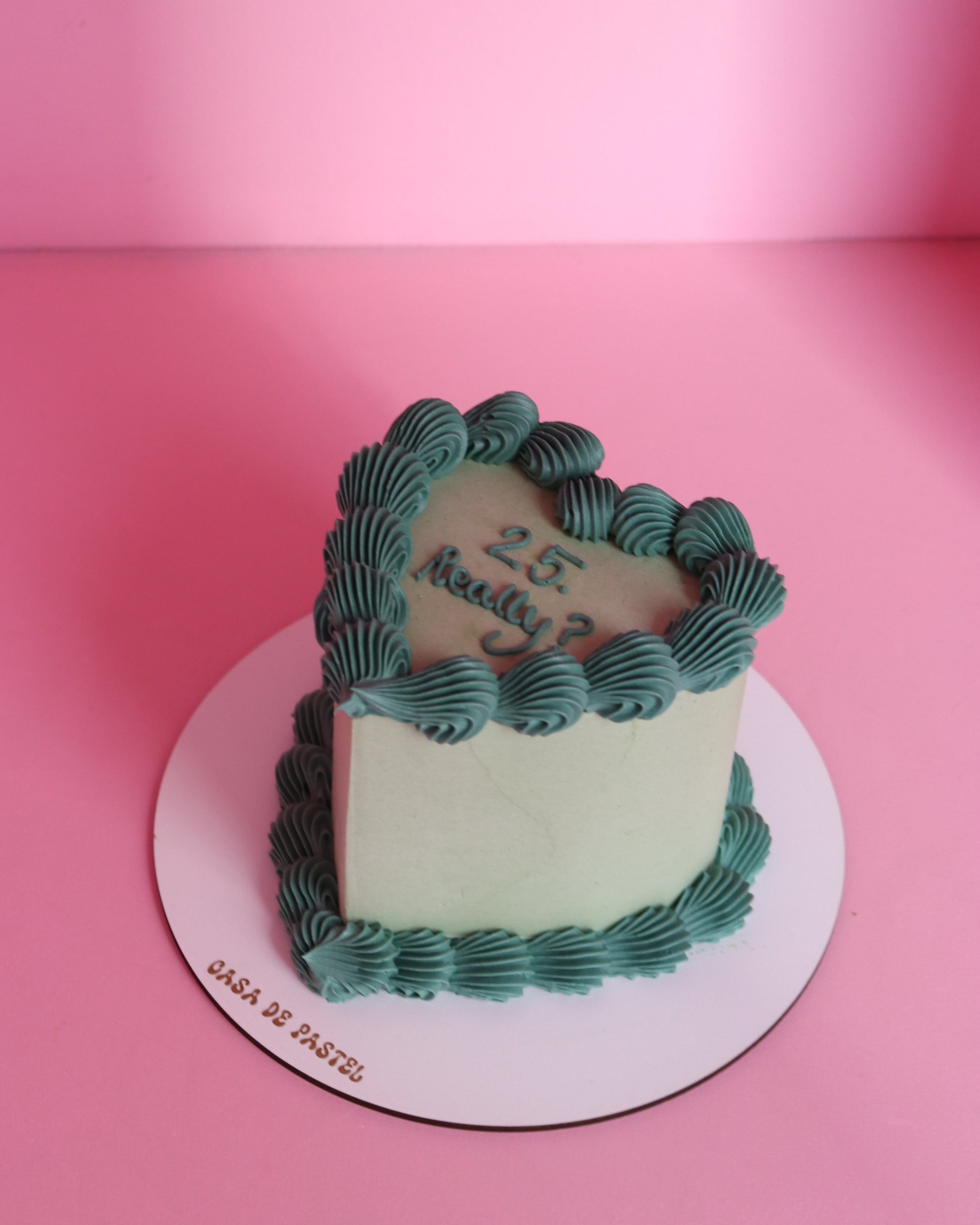 Vintage heart cake | contrast piping